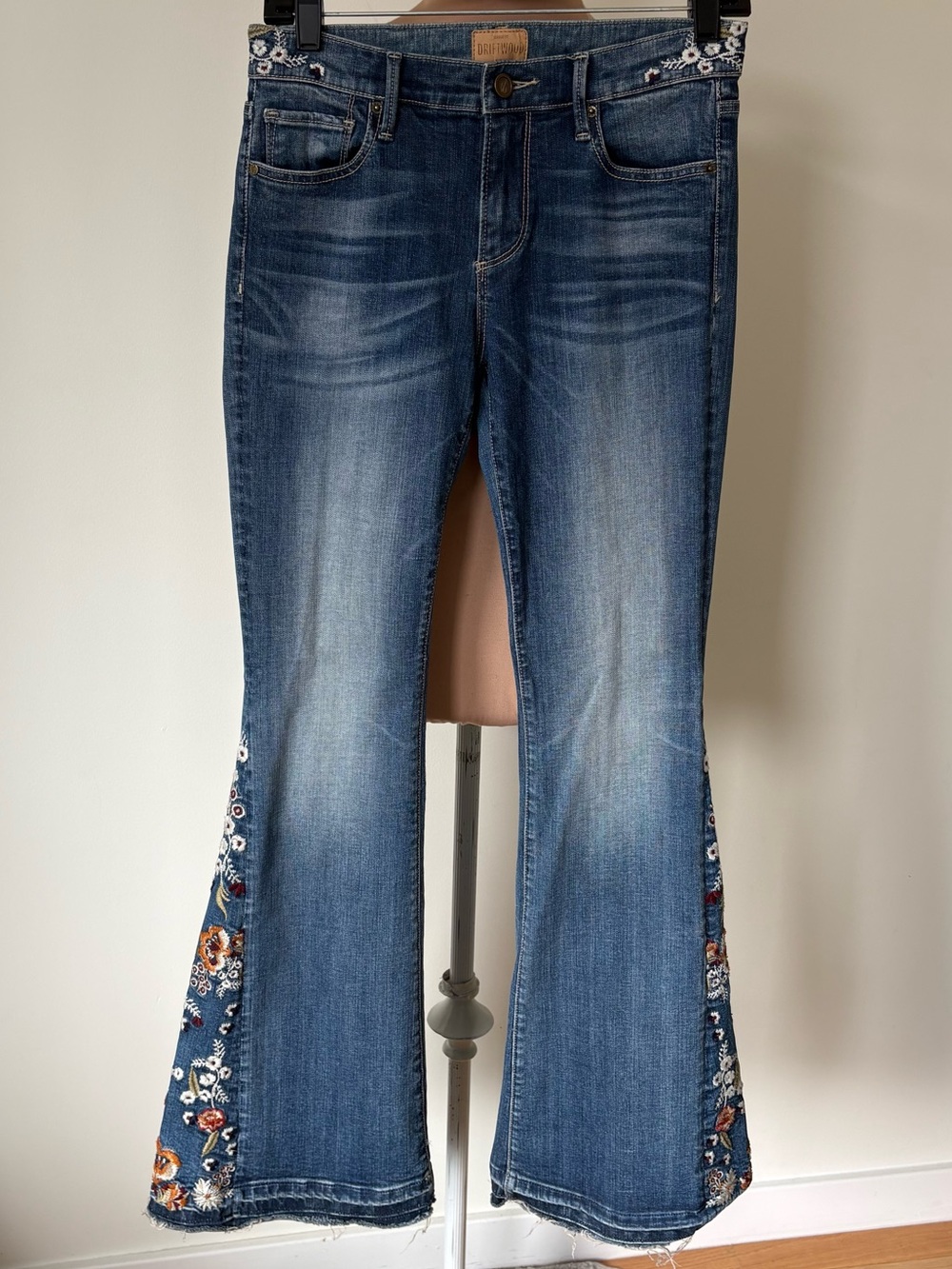 Free People Driftwood Farrah Floral Embroidered Flare Raw Hem Blue Jeans EUC 26